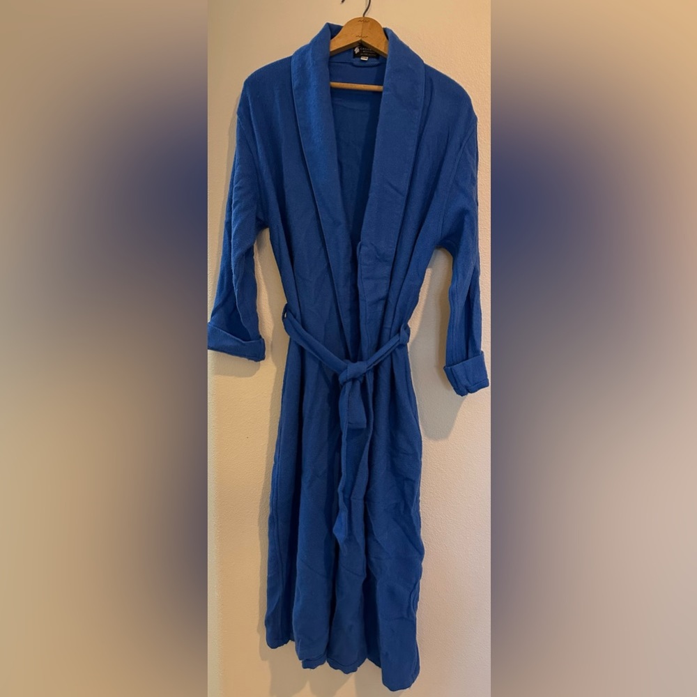 Cashmere Boutique 100% cashmere robe. Size small/medium. Color is royal blue.